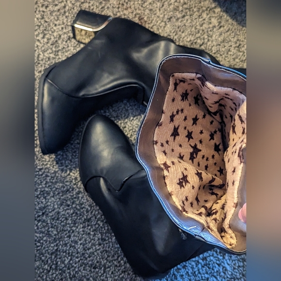 Boots - Picture 4 of 6